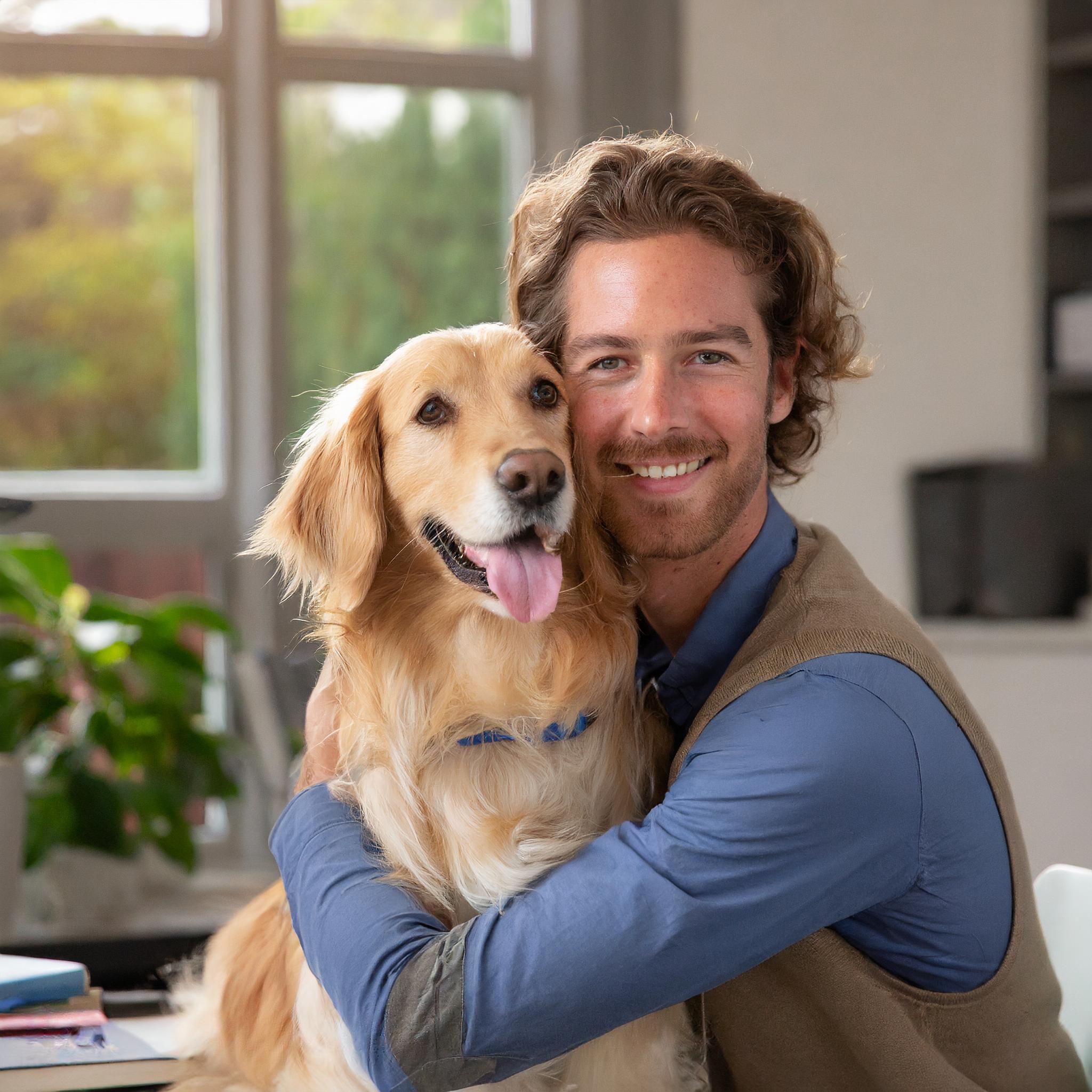 Dackel beim Spaziergang im Park