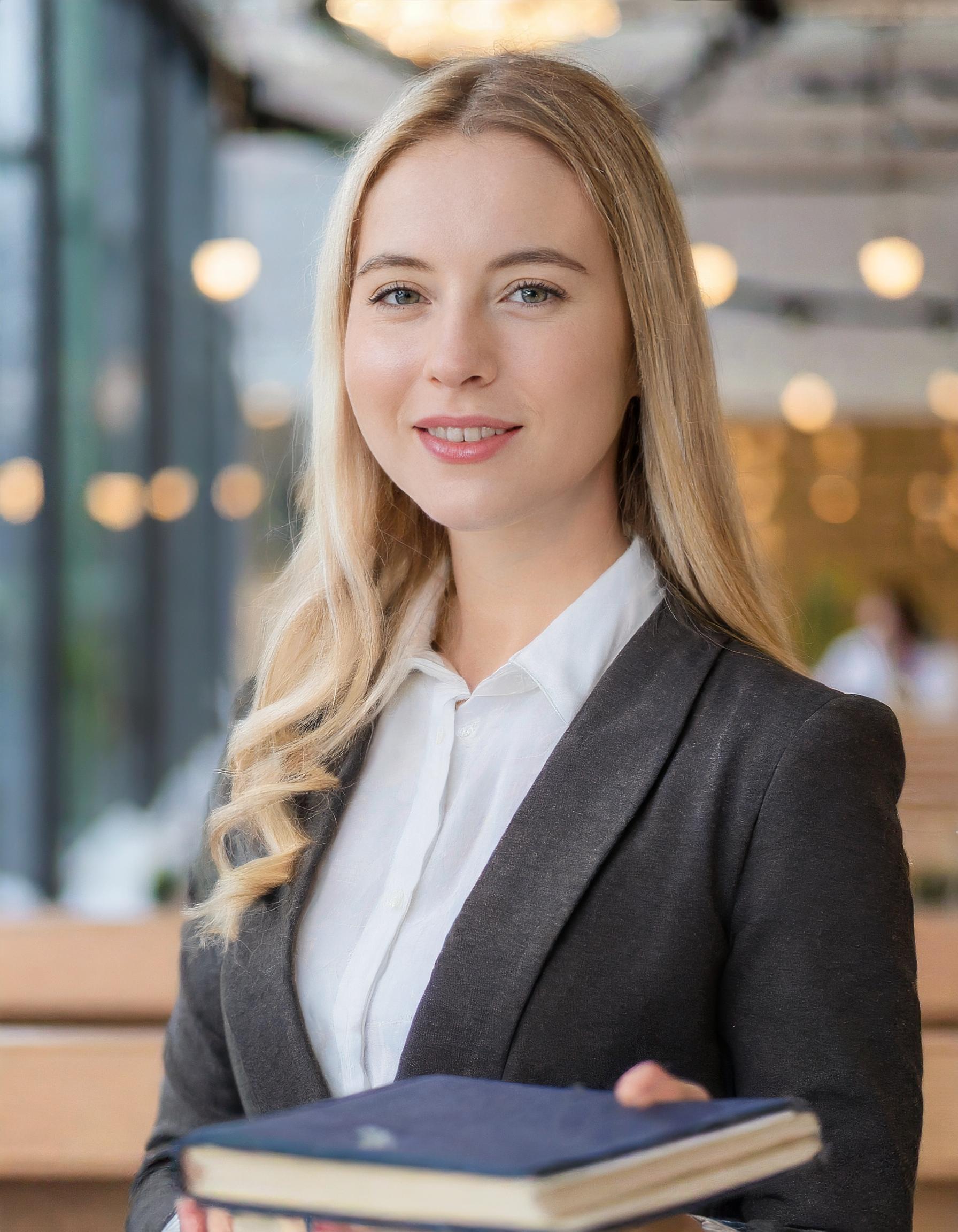 Porträt einer freundlichen Frau, lächelnd, modern gekleidet