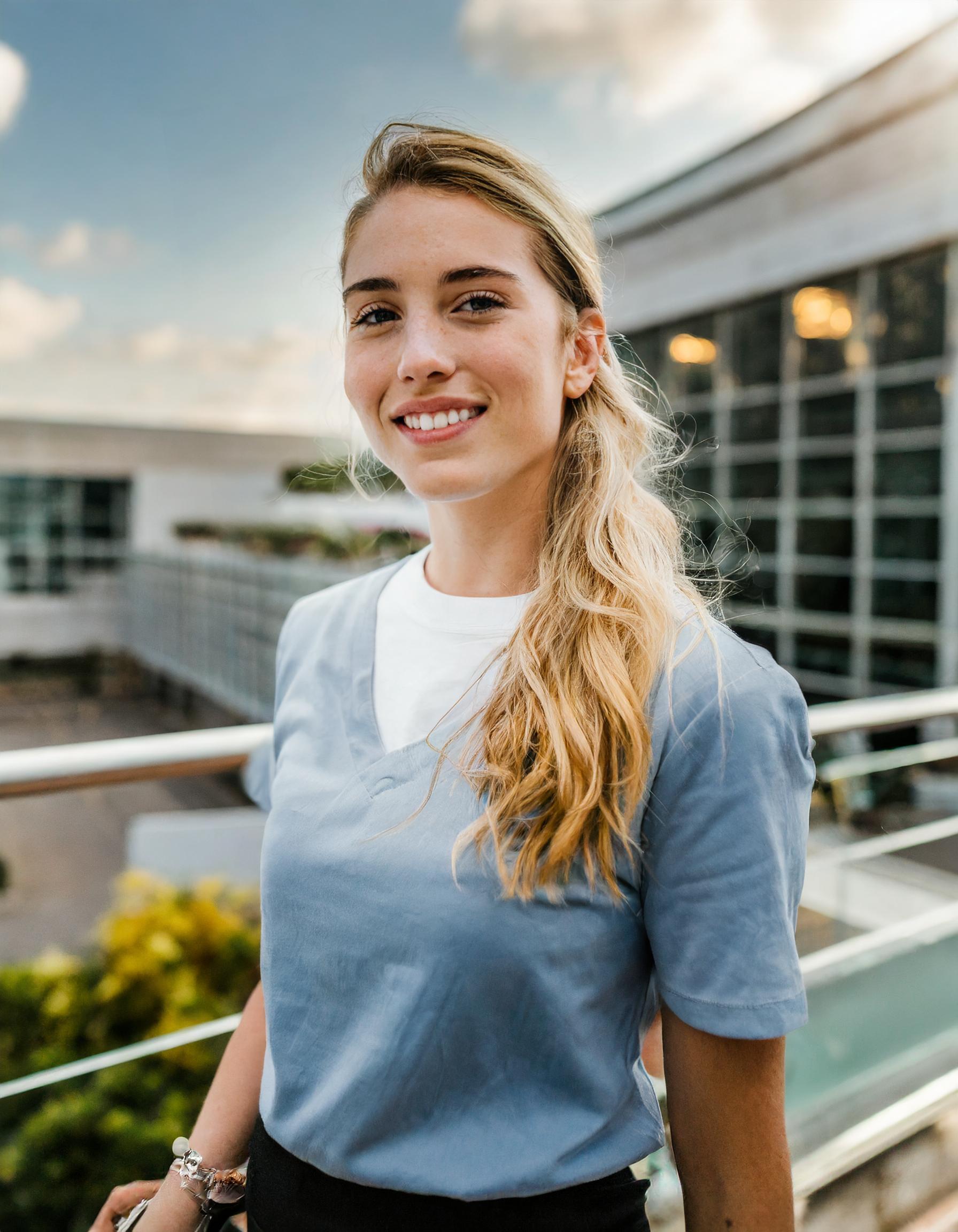 Porträt einer Frau mittleren Alters, herzliches Lächeln, lässige Kleidung